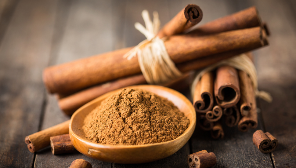 Fresh cinnamon sticks and powder