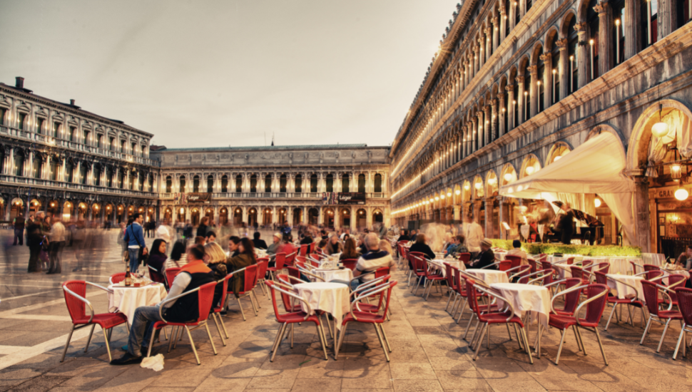 Tipping in Italy: Cafe in Venice, Italy